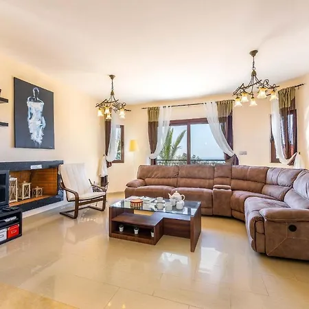 Petrides Villa Argaka
